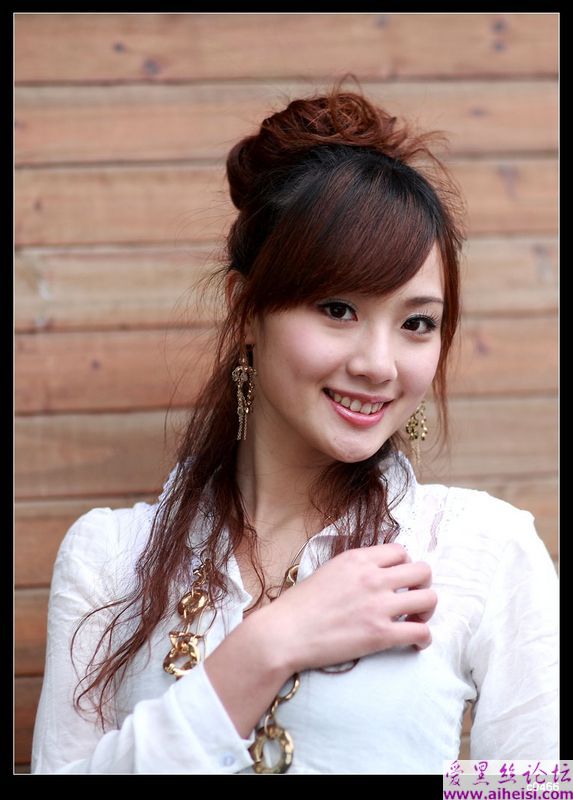 公园里的靓丽女孩
