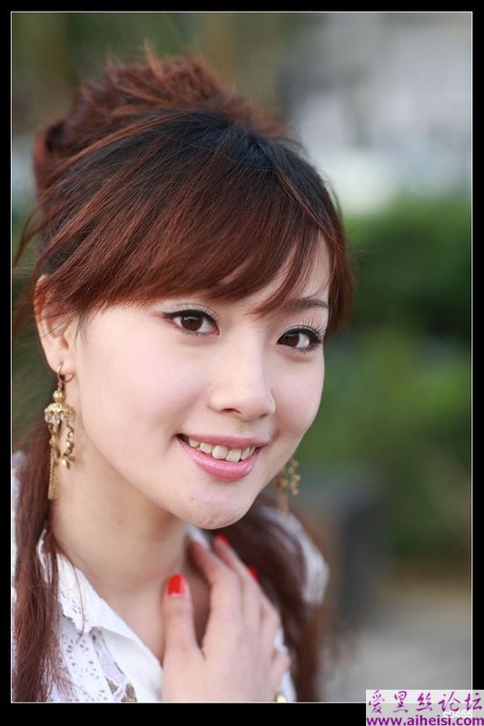 公园里的靓丽女孩