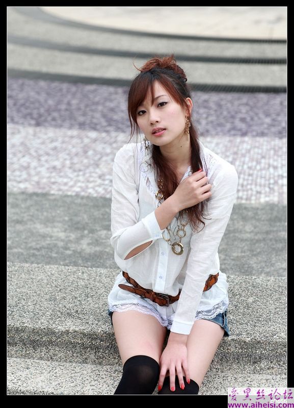 公园里的靓丽女孩