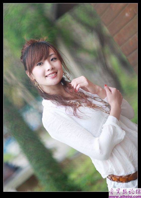 公园里的靓丽女孩