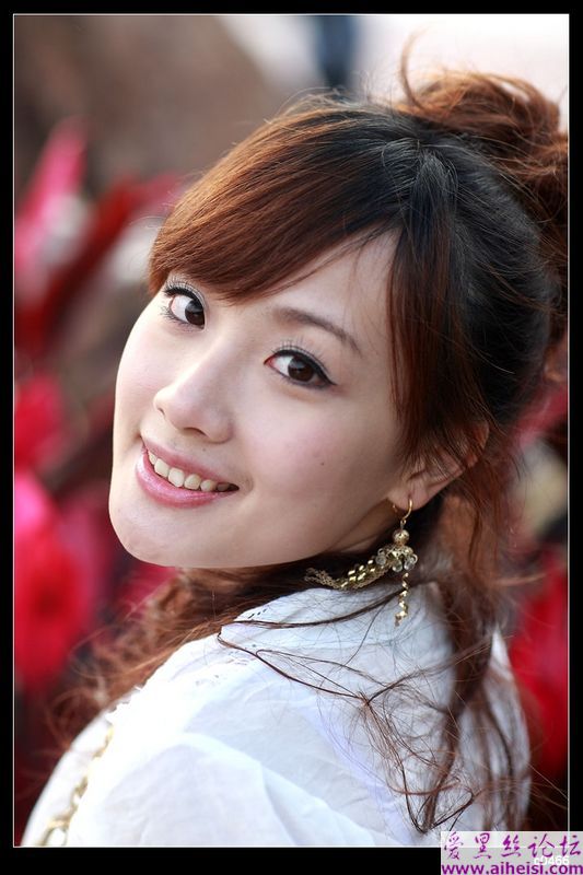 公园里的靓丽女孩