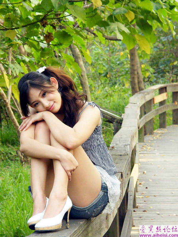 公园里的靓女