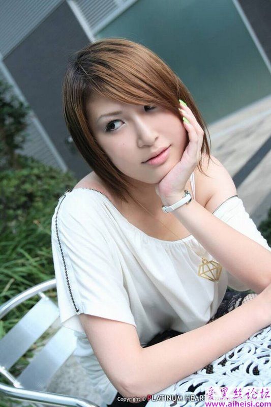 冷艳少妇不甘寂寞卖风骚