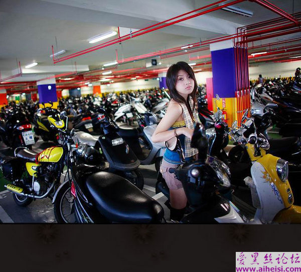 刚走出校门的女生，已经很会挣钱。