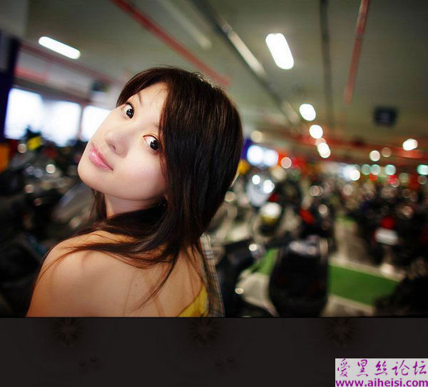 刚走出校门的女生，已经很会挣钱。
