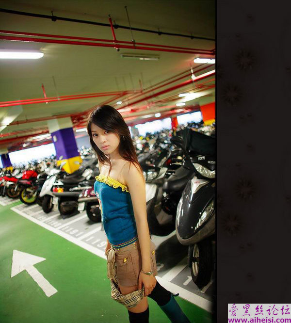 刚走出校门的女生，已经很会挣钱。