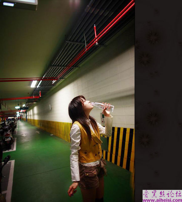 刚走出校门的女生，已经很会挣钱。
