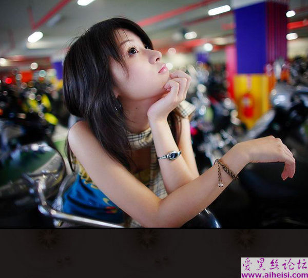 刚走出校门的女生，已经很会挣钱。