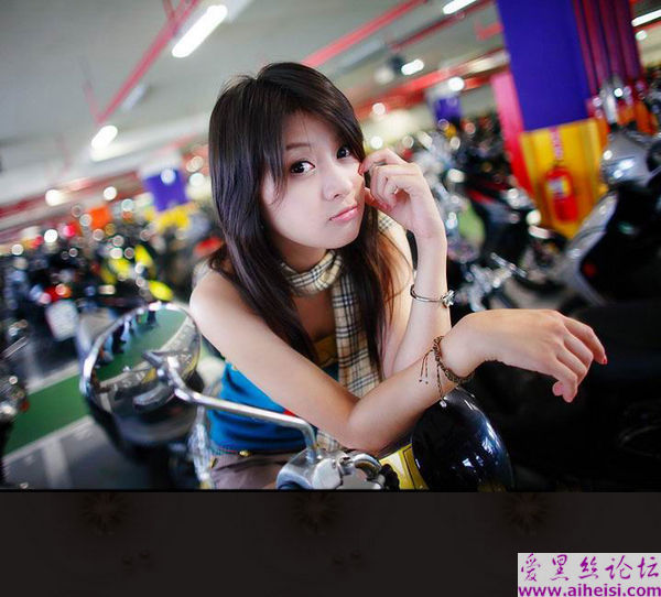 刚走出校门的女生，已经很会挣钱。