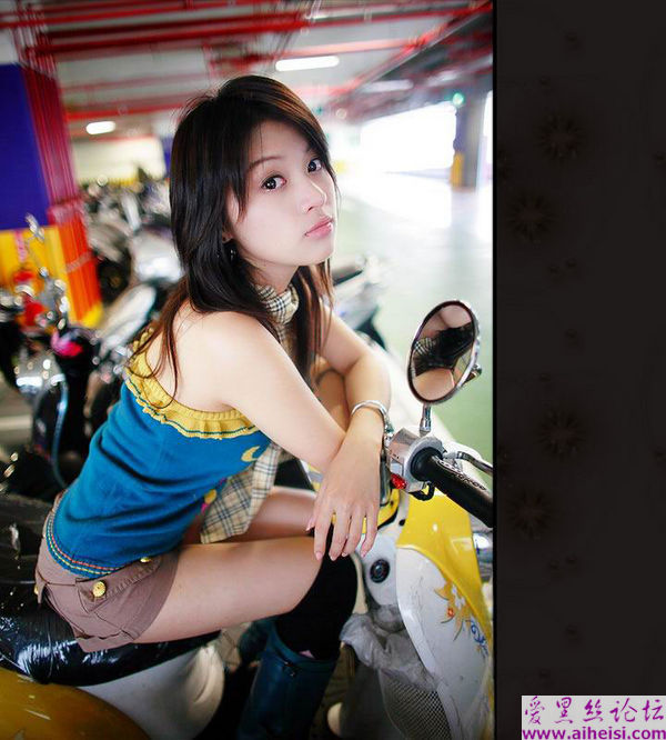 刚走出校门的女生，已经很会挣钱。