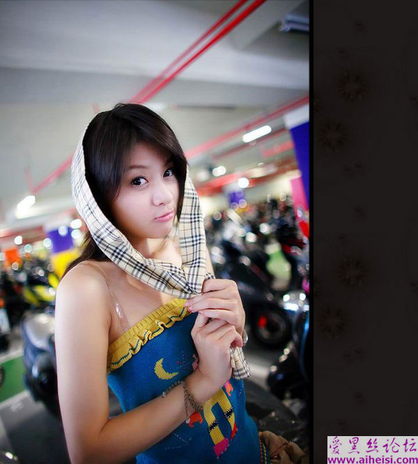 刚走出校门的女生，已经很会挣钱。