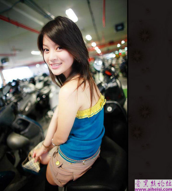 刚走出校门的女生，已经很会挣钱。