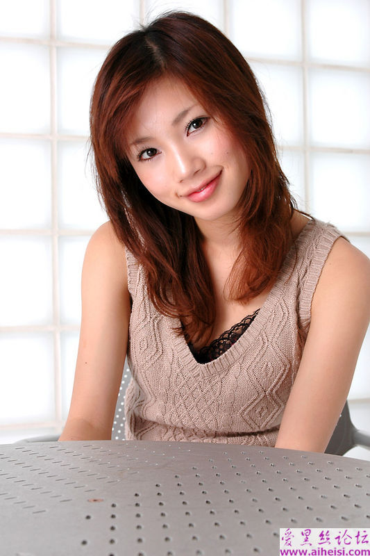 别墅里翩翩起舞的美女