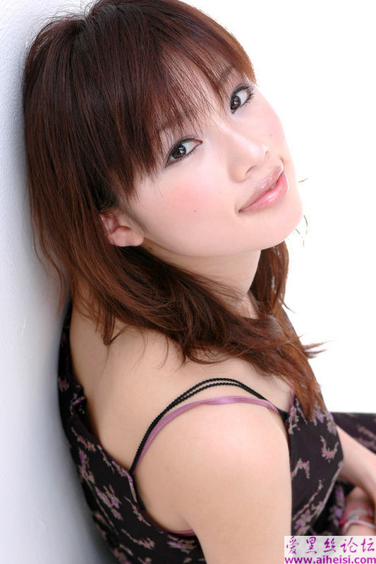 别墅里翩翩起舞的美女