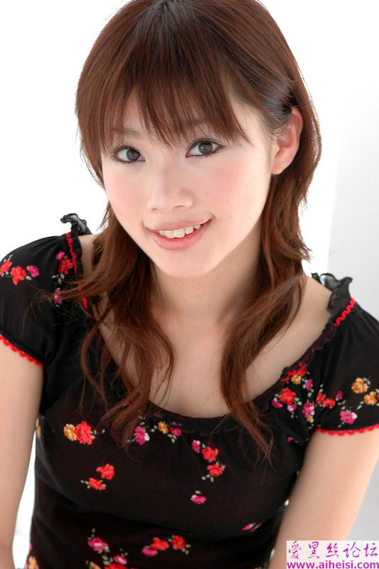 别墅里翩翩起舞的美女