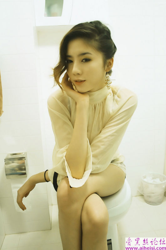 卫生间美女秀