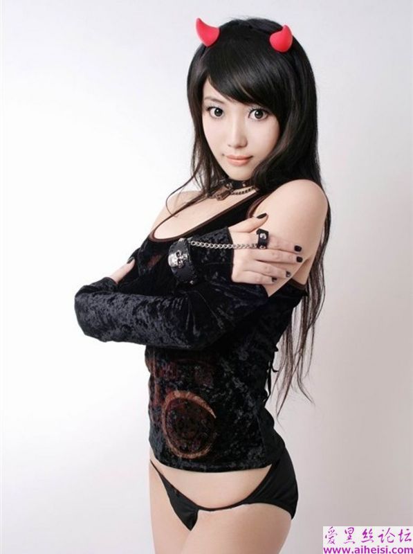 发育丰满的小魔女
