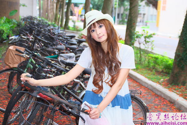 可爱女仆装扮美女