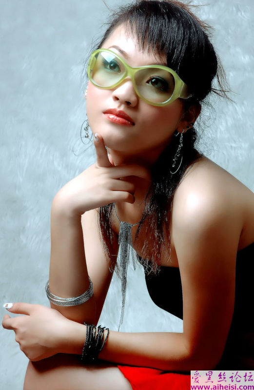可爱女生戴着大框眼镜的写真图