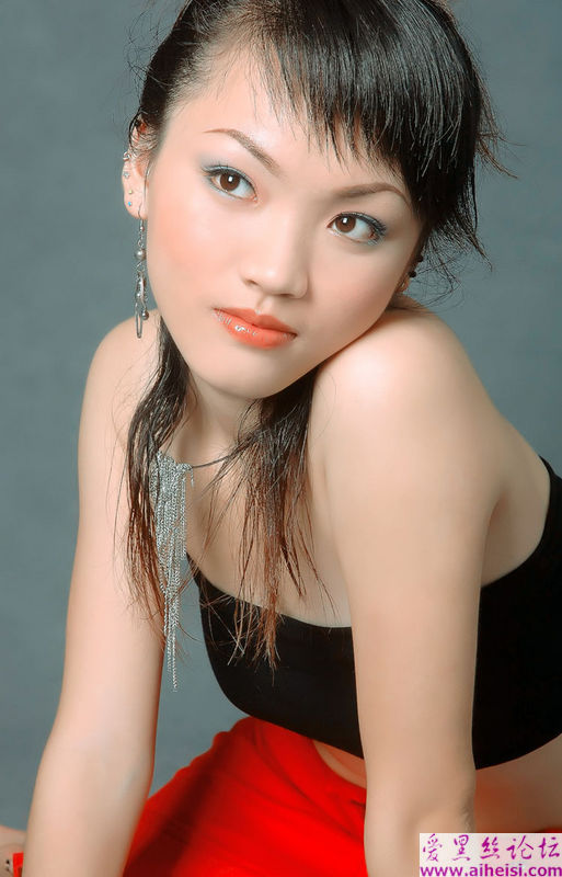 可爱女生戴着大框眼镜的写真图