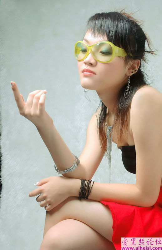 可爱女生戴着大框眼镜的写真图
