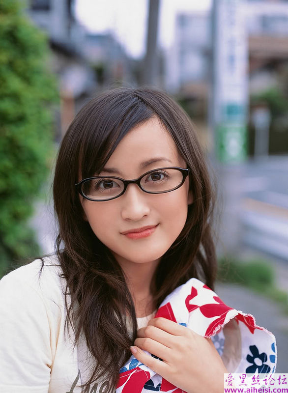 可爱的小松彩夏又来迷人了