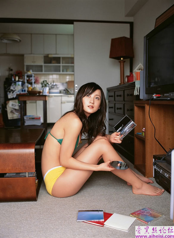 可爱的小松彩夏又来迷人了