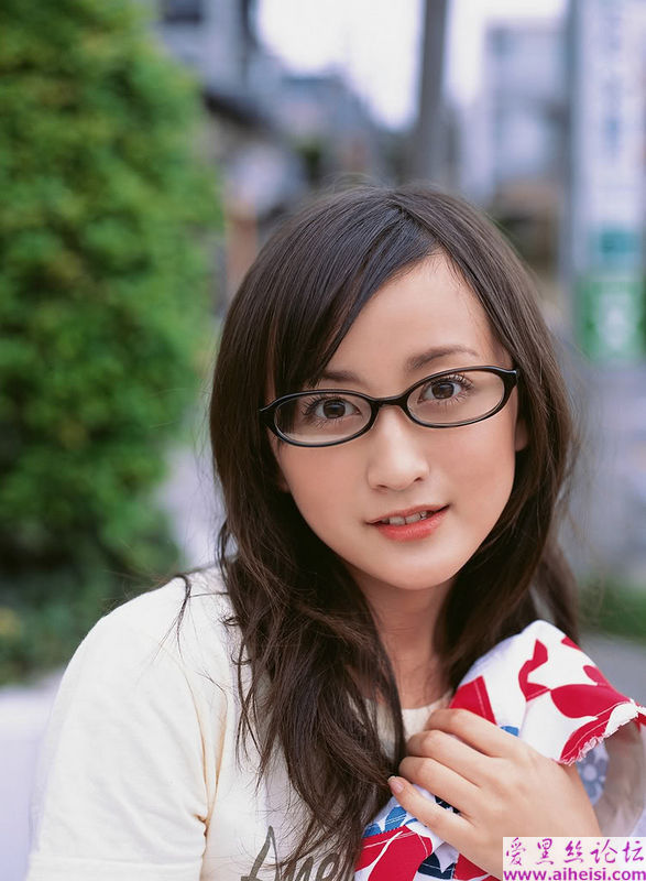 可爱的小松彩夏又来迷人了