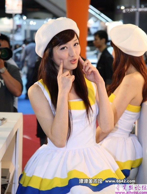 可爱的小酒窝女孩