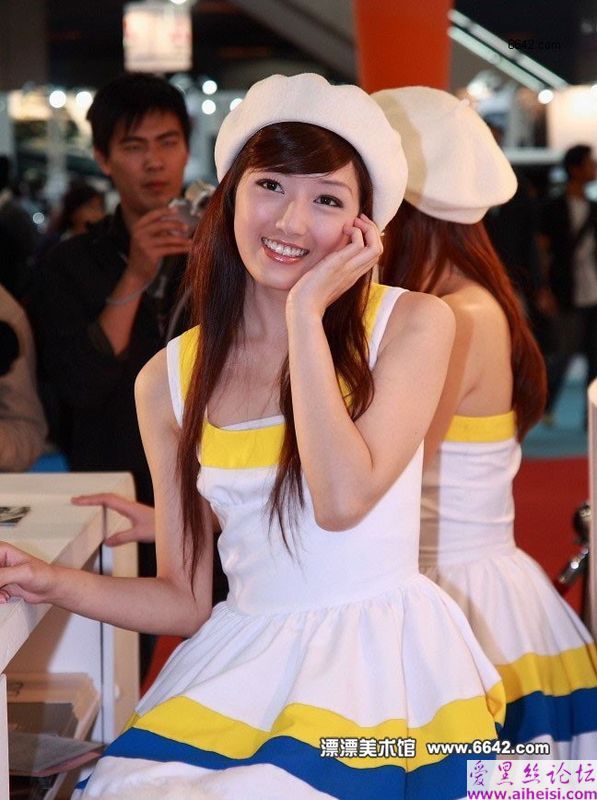 可爱的小酒窝女孩