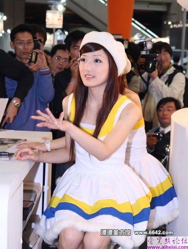 可爱的小酒窝女孩