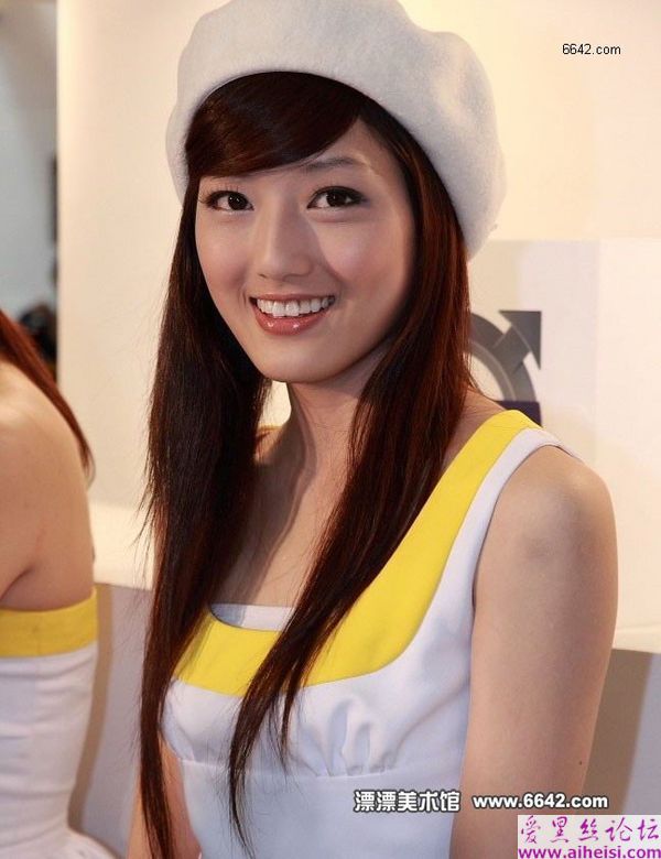 可爱的小酒窝女孩