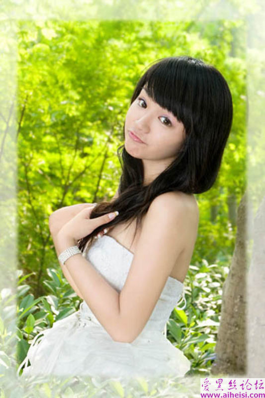 可爱的白色裙装美女