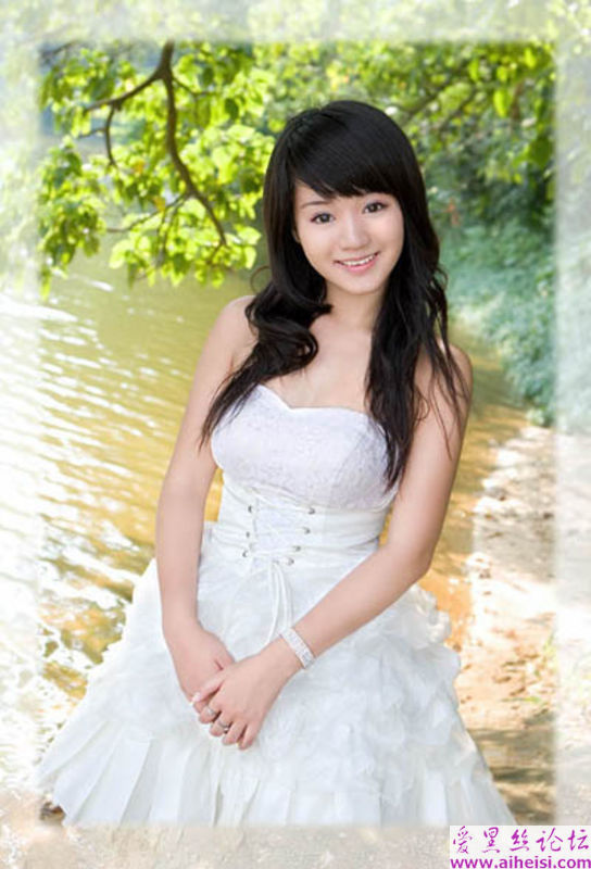 可爱的白色裙装美女