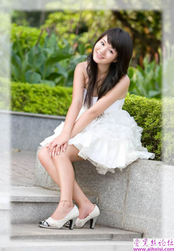 可爱的白色裙装美女