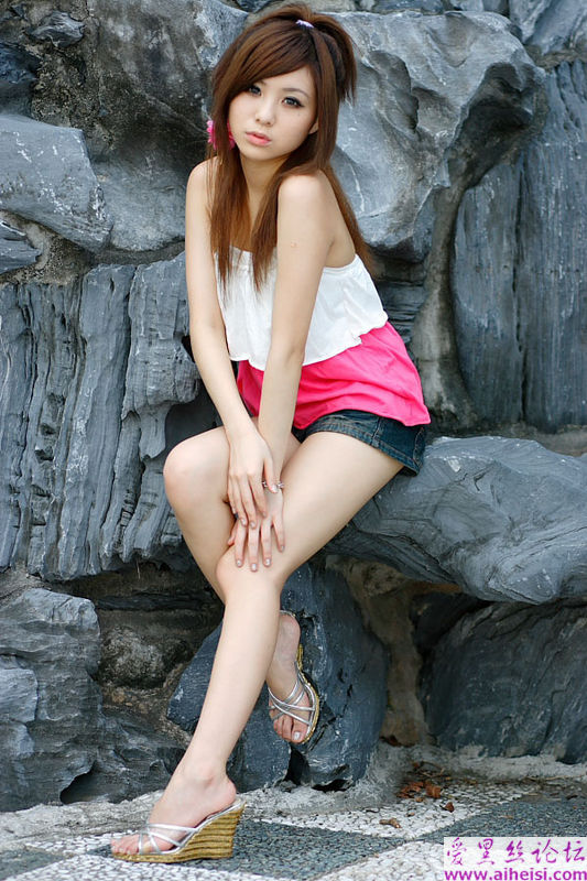 台湾美少女小涵夏装秀