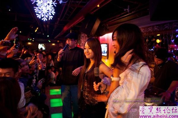台灣夜店妹脫到只剩內衣內褲