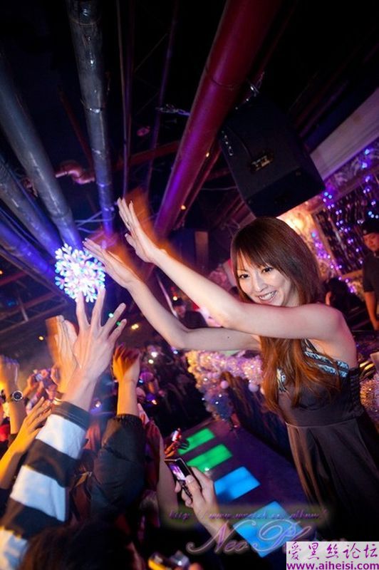 台灣夜店妹脫到只剩內衣內褲