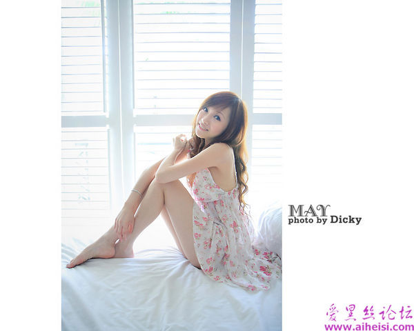 各种花瓣浴的女孩