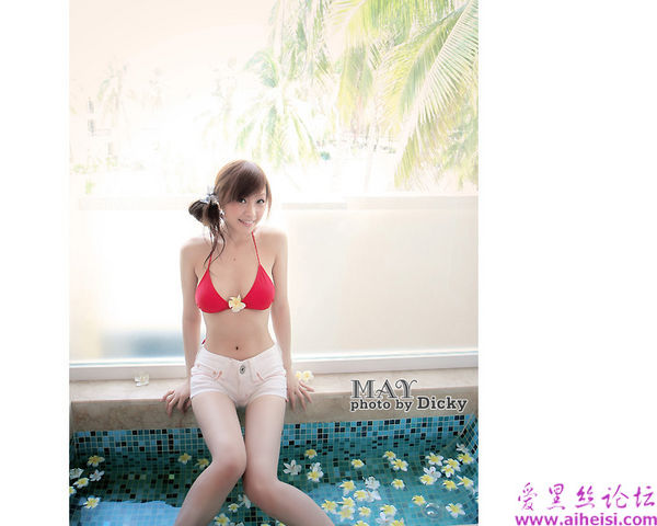各种花瓣浴的女孩