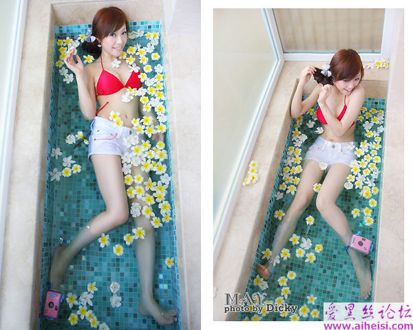 各种花瓣浴的女孩
