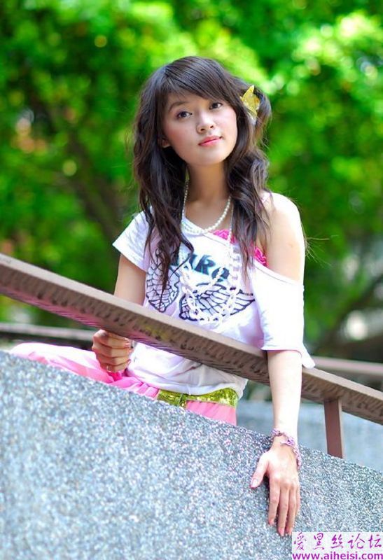 含苞欲放清纯秀美的少女
