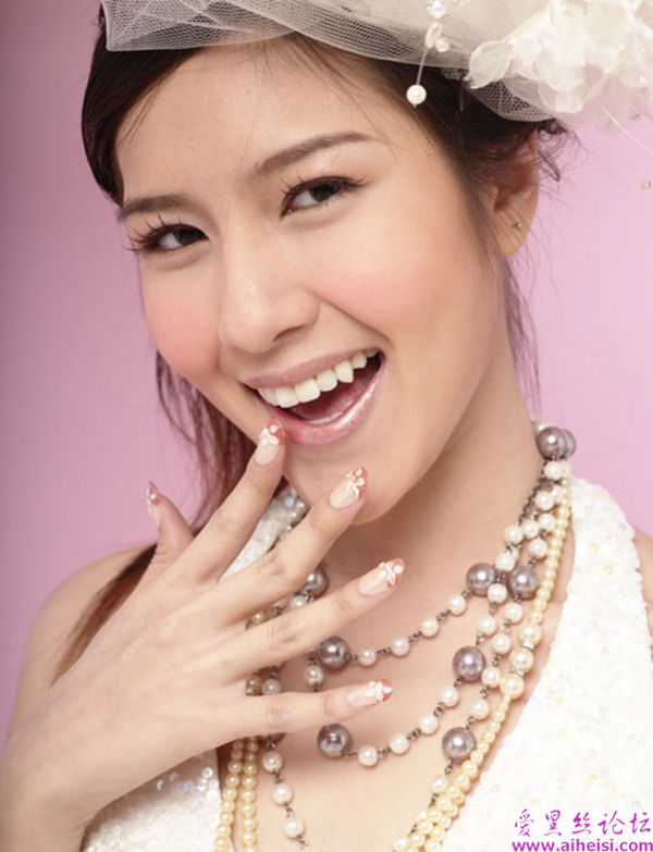 和花儿一样美丽的白色婚纱美图
