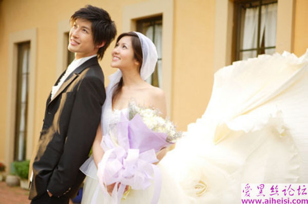 和花儿一样美丽的白色婚纱美图
