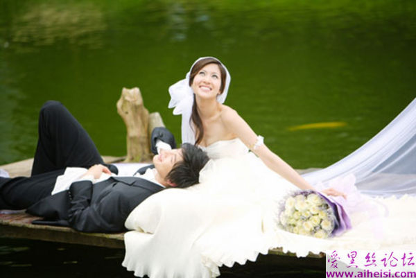 和花儿一样美丽的白色婚纱美图