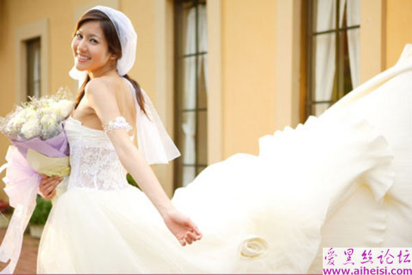 和花儿一样美丽的白色婚纱美图