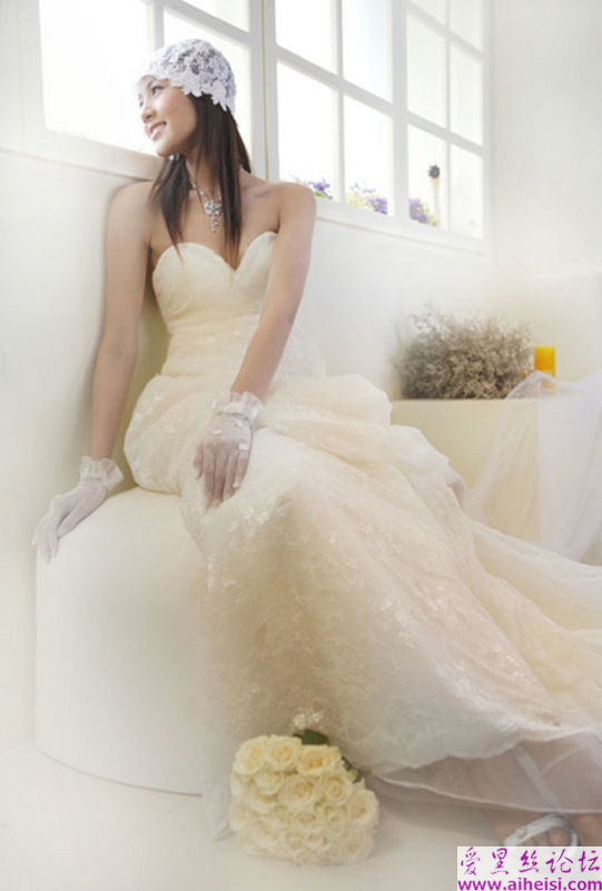 和花儿一样美丽的白色婚纱美图