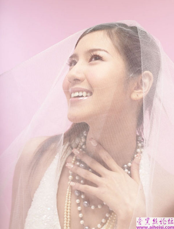 和花儿一样美丽的白色婚纱美图