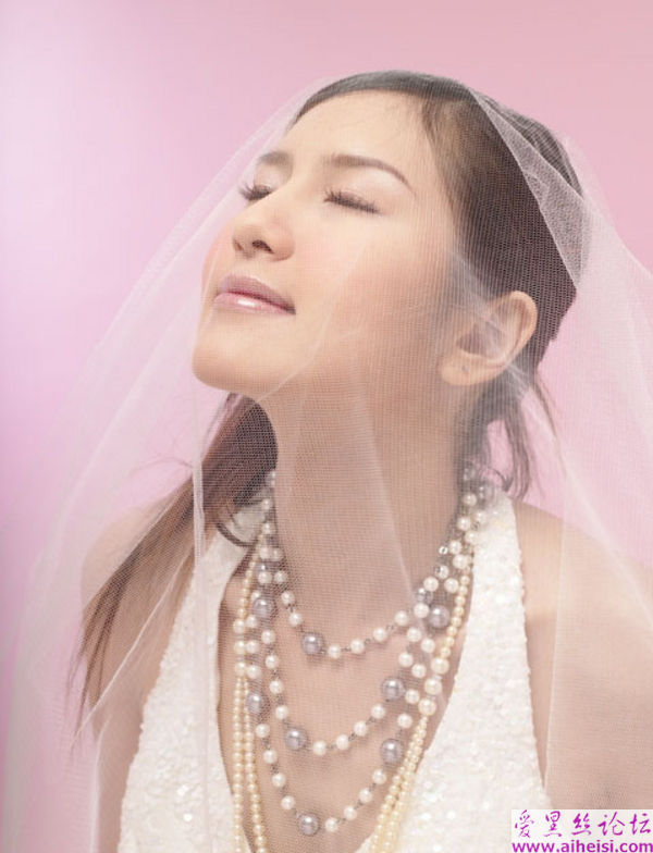 和花儿一样美丽的白色婚纱美图