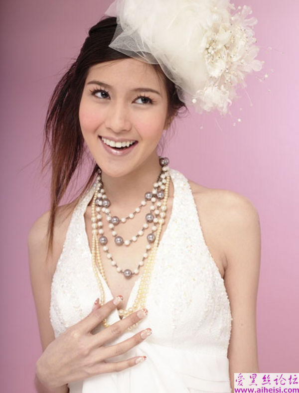 和花儿一样美丽的白色婚纱美图